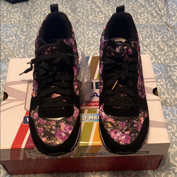 sneakers - Picture 2 of 3